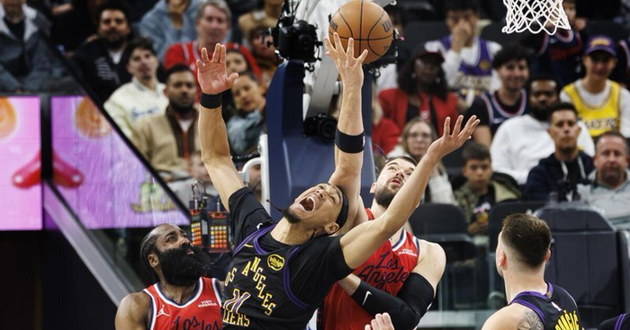 九游游戏中心-转折点洛杉矶湖人防线松动，NBA总决赛国际比赛日攻防权衡，气氛紧张，年轻球员得到机会的简单介绍